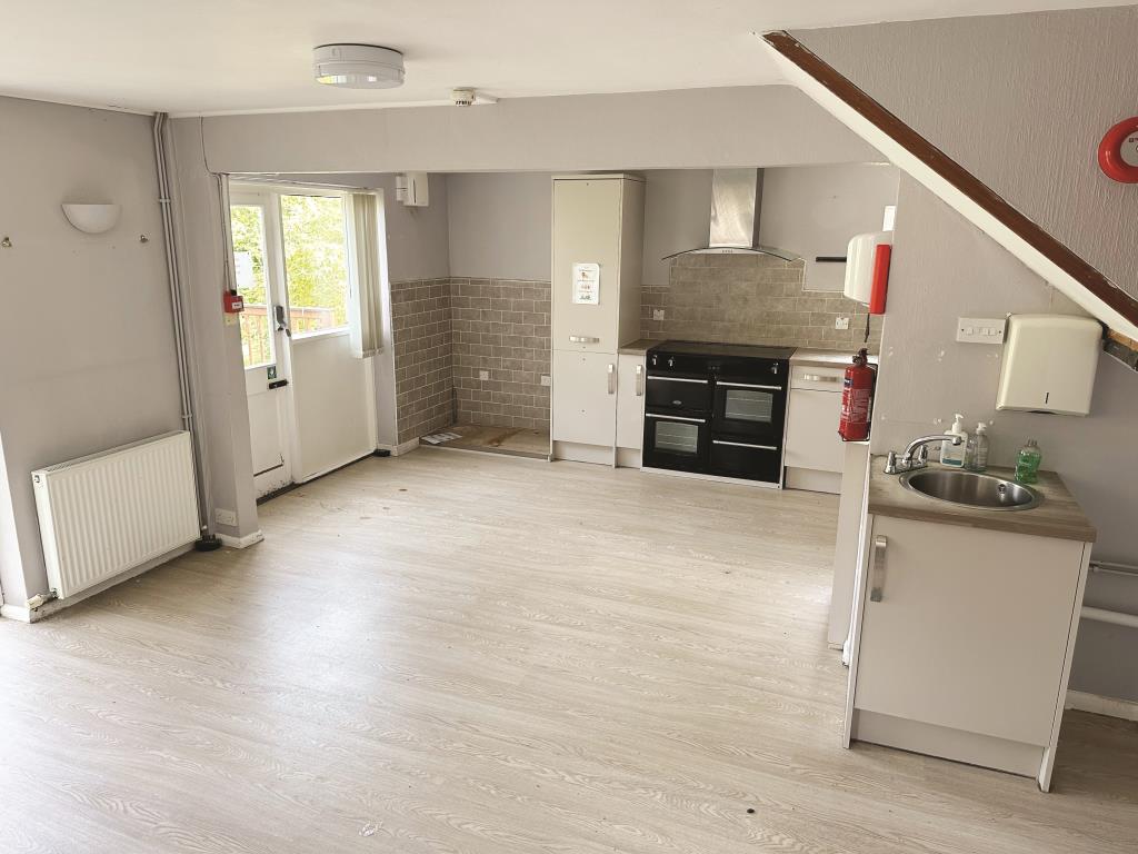 Lot: 39 - FORMER CAFÉ AND CARE FACILITY IN HIGH STREET - Lower ground floor kitchen with access into garden